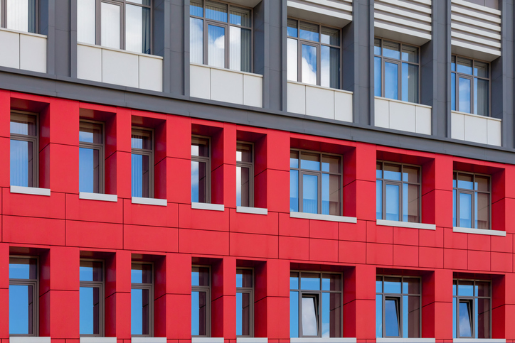 czerwono-szara nowoczesna wentylowana fasada z oknami